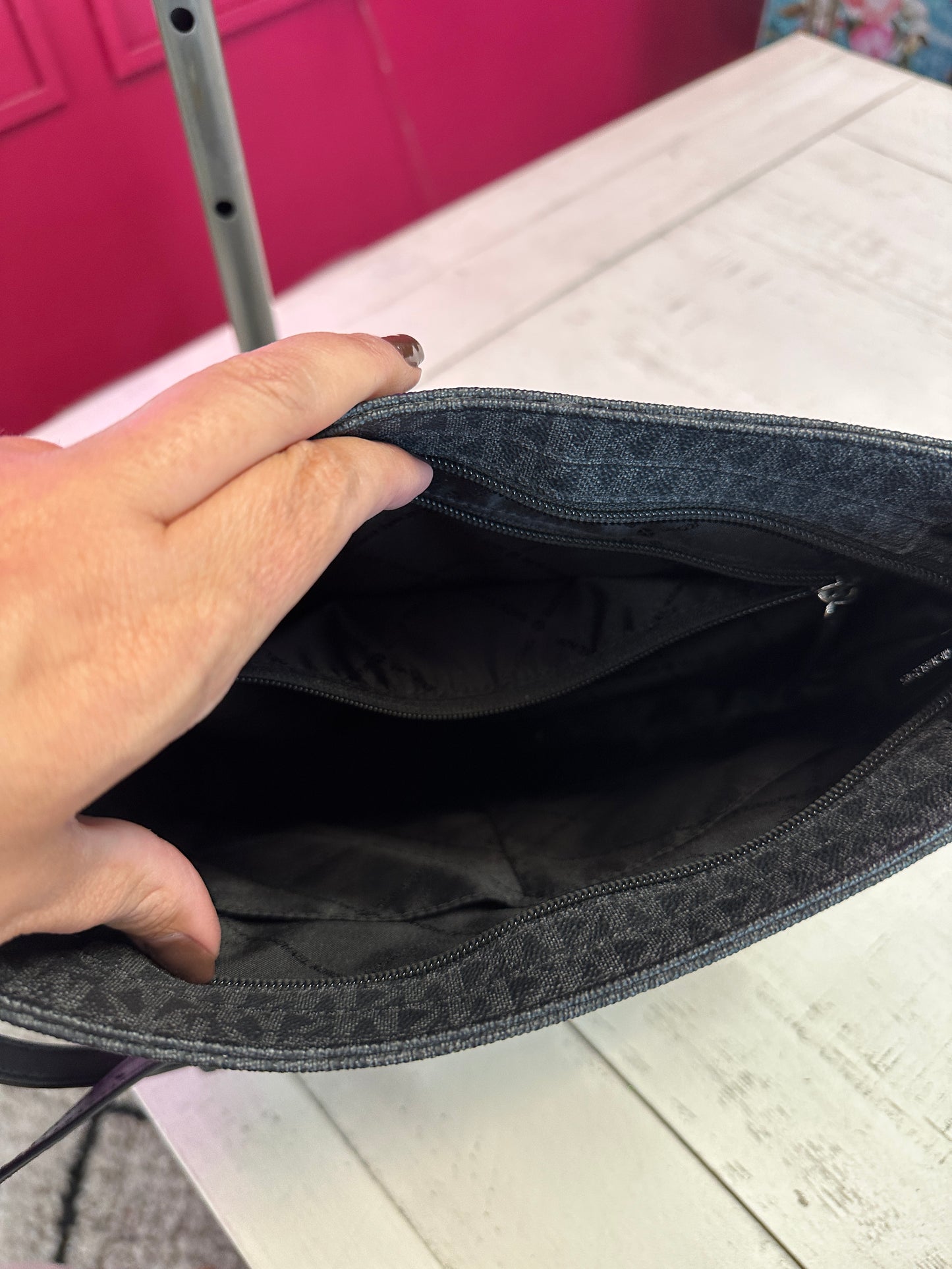 Pre Owned Michael Kors Signature Cross Body