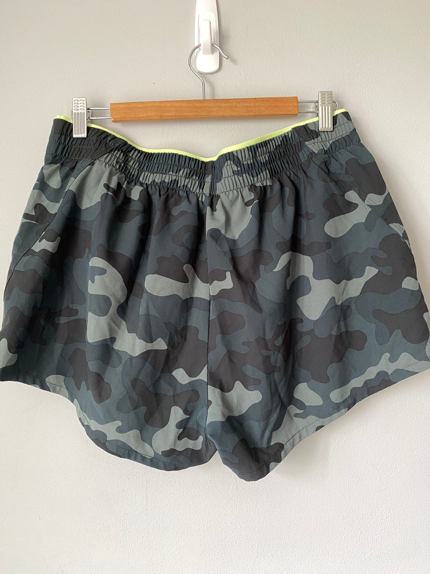 GapFit Camo Shorts Size Large
