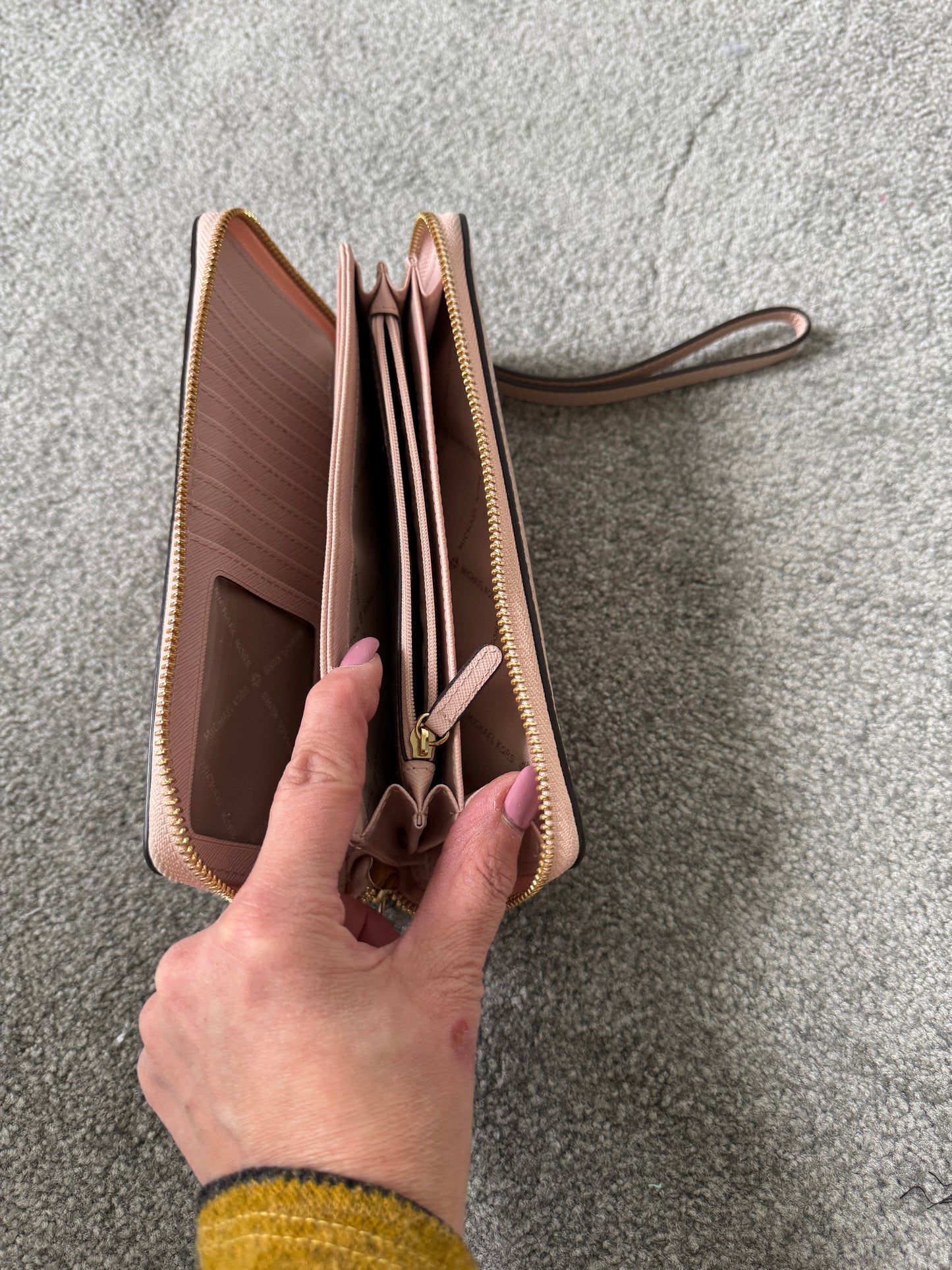 Pre Owned Authentic Michael Kors Jet Set Wallet in Blush Pink