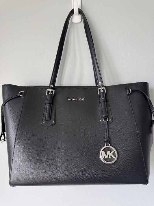 Pre Owned Authentic Michael Kors Voyager Bag