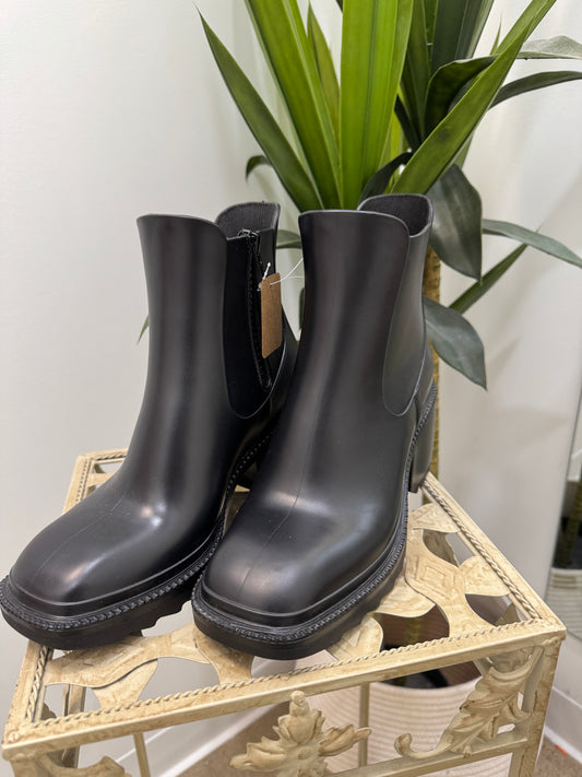 Pre Owned INC Boots Size 8